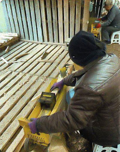 薪の成形作業
