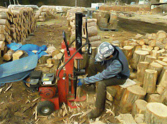 薪の成形作業