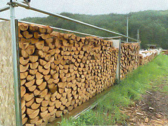 薪の成形作業